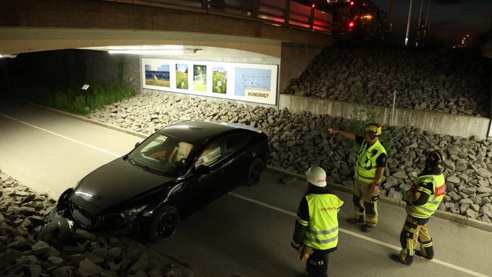 En personbil hamnade rejält snett innan midnatt och föraren är misstänkt för brott. 