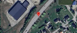 Trafiken påverkas av stillastående personbil på E4 - ett körfält blockerat