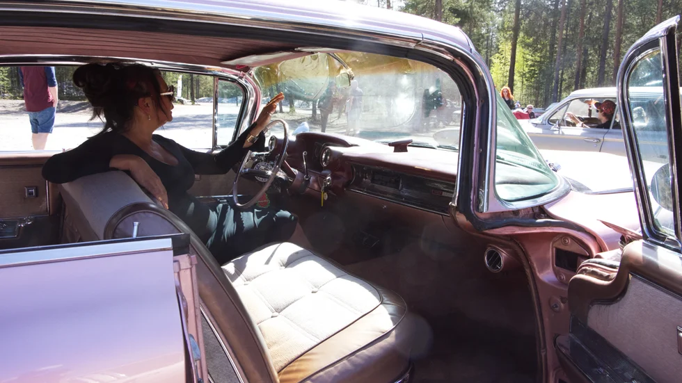 För tre år sedan gick Monica Peuravaaras dröm i uppfyllelse; hon köpte sig sin alldeles egna Cadillac. "Jag tänkte först att jag kanske inte kunde äga en själv, men varför inte? Jag lär mig mer och mer nu för varje år. I den här världen hjälps man åt, det är fint".