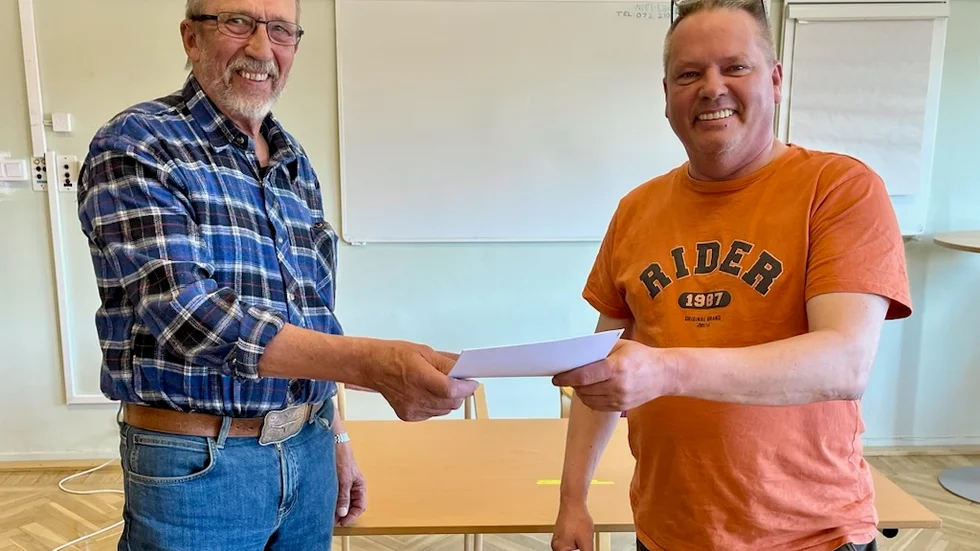 Olav lämnar över reglementet till Staffan.