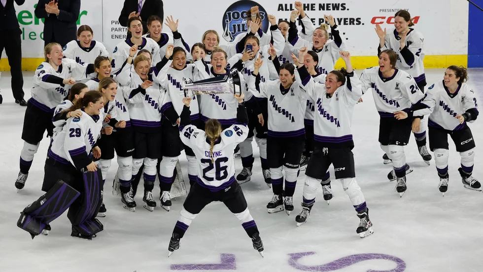 Lagkaptenen Kendall Coyne Schofield höjer Walter Cup-bucklan efter att Minnesota vunnit den första finalen i PWHL.