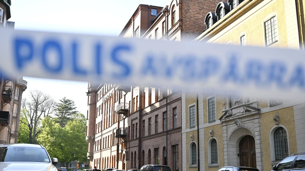 Polis på Storgatan på Östermalm där smällarna hördes under natten till fredag. Israels ambassad ligger inom det avspärrade området.