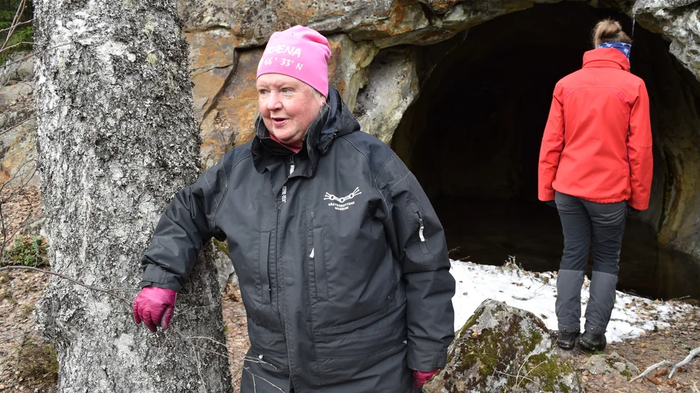 Berit Andersson visade arkeologerna gruvan, vars golv vid tillfället var täckt att flera decimeter vatten.