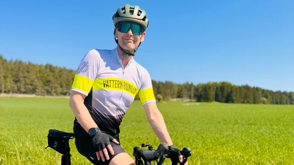 Ari Riabacke har precis dragit på sig sin nya Vätternrundatröja för dagens träningspass när Sporten får tag på honom. Norrköpingskillen ska inte bara hålla i Vätternrundan forum, utan även debutera i rundan.