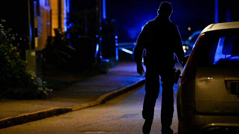 Poliserna stoppade en berusad kvinna i en bil. Det slutade med att en av poliserna släpades med fordonet.