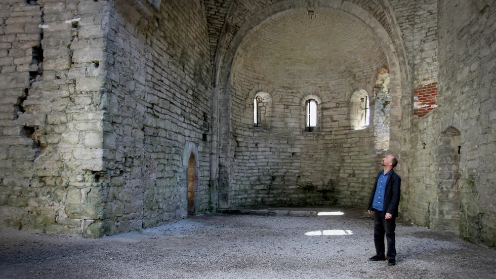 Arkitekten Erik Gardell har fått i uppdrag att vara bollplank åt Statens fastighetsverk, som bland annat äger ruinerna i Visby. Att tillsammans med Gotlands Museum ta fram vårdprogram för ruinerna är en av hans uppgifter.