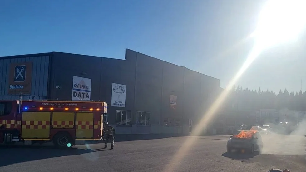 En personbil brinner på Solbacken i Skellefteå.