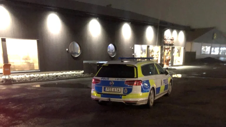 Väktare, flera polispatruller och polishund jobbade tillsammans för att hitta spår efter gärningsmannen som brutit sig in på företagsområdet under onsdagskvällen.