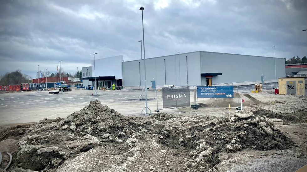 För den förbipasserande ser Willysbygget ut att göra stora framsteg nästan varje dag. Parkeringen är sedan länge färdig med målade parkeringsrutor.