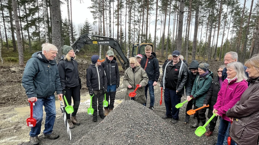 Och så var ett gäng redo för det första spadtaget. "Nu hoppas vi bara på bra väder snart så att vi kan sätta igång", sa projektledaren Nina Vogel.