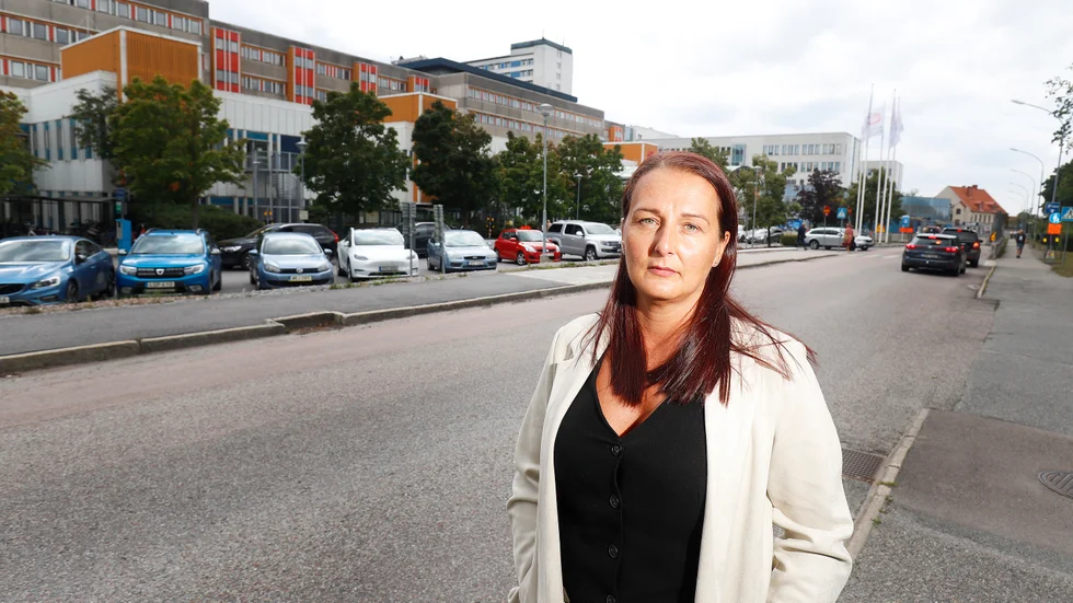 "Jag har aldrig varit ute efter att peka ut någon enskild som gjort fel – däremot hoppas jag på bättring så att ingen ska behöva gå igenom det min mamma utsattes för", säger Andrea Hellberg, vars mamma dog efter en operation på Mälarsjukhuset 2022.