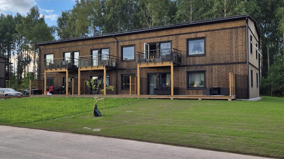 Hus av typen som ska byggas vid inskogen. När SN skrev om projektet för ett år sedan var det tänkt att byggnationerna skulle påbörjas under den här hösten. Nu hoppas Acasa att de första lägenheterna ska stå klara till midsommar.
