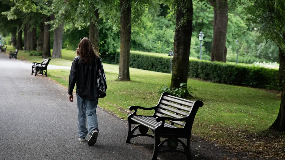 "En dag när jag plockar in bär från trädgården kommer en kvinna, lätt klädd i blåsten gående, ostadigt, mumlande att ´det brinner i mitt hus´"skriver insändarskribenten. Genrebild.