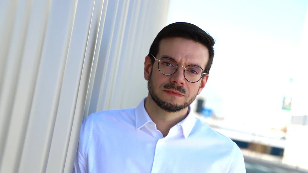 "Det är otroligt viktigt att alla elever ges en bra start på skolgången", säger Elias Aguirre (S), barn- och ungdomsnämndens ordförande, om satsningen på ökad personaltäthet.