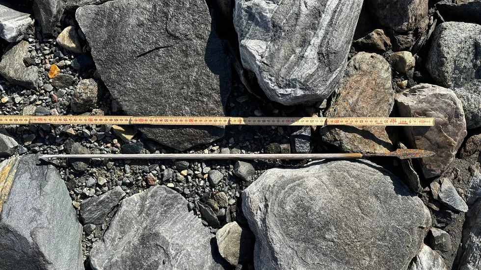 Pilskaft med pilspets och bindning, hittad sommaren 2024. Sannolikt mer än tusen år gammal. Vanligen hittar man spetsen av järn, aldrig skaftet i trä eller bindningen som håller fast spetsen. Isen bevarar material som annars skulle ha förstörts. Det behövs ett statligt finansierat glaciärarkeologiskt program för att tillvarata dessa fynd. (Arkivbild)