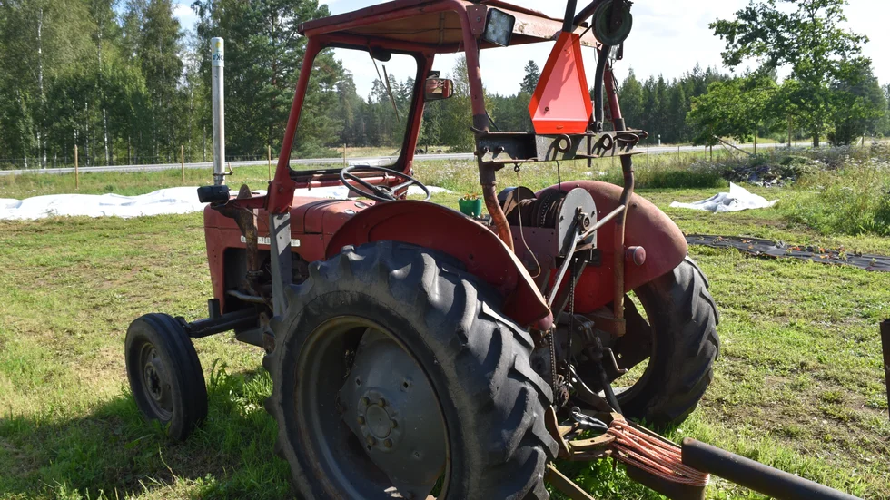 Ett bråk om en traktor urartade i en by utanför Luleå. Bilden föreställer inte den aktuella traktorn.