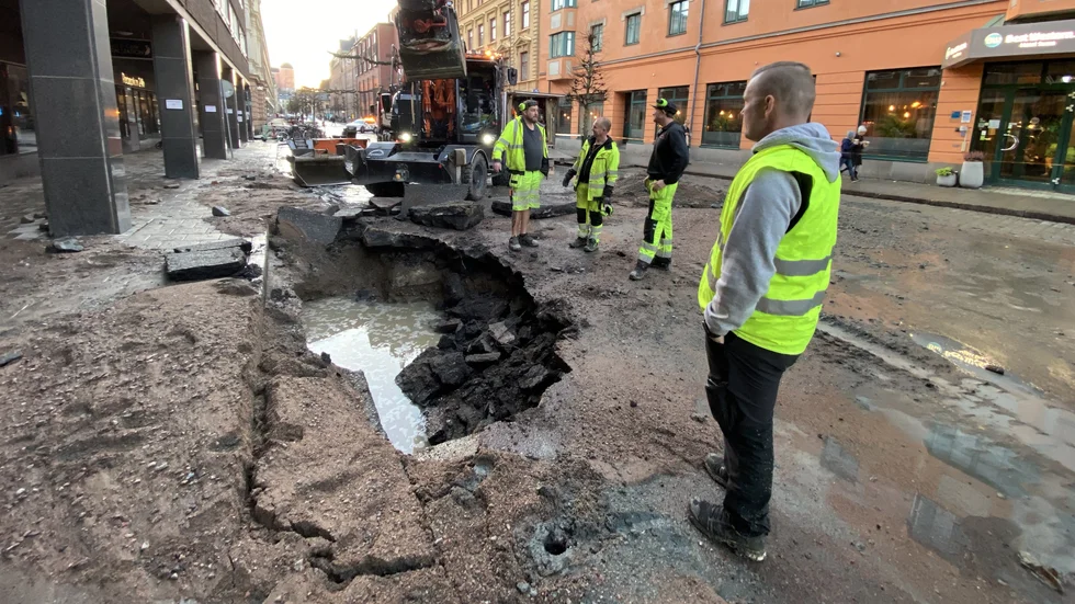 Vattenläckor som denna i centrala Uppsala kan följas av flera om rören inte underhålls.