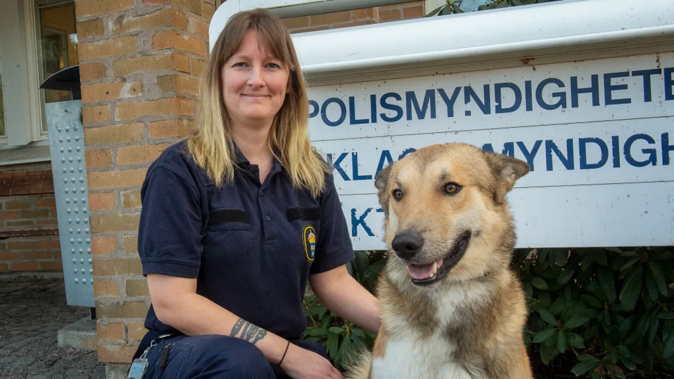 Celie Kurg på polisen tillsammans med den upphittade hunden Tarzan. 