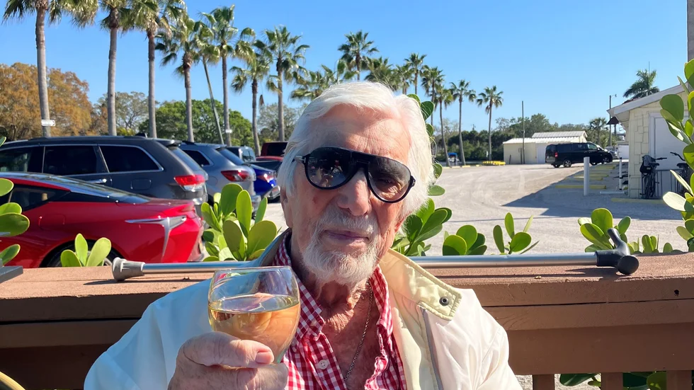 En nöjd 95-åring hälsar hem till sitt gamla Uppsala från Sarasota i Florida. Den 27 maj hyllas Owe Thörnqvist med en konsert på Scalateatern. På scen står Lill Lindfors, Tommy Körberg, Sylvia Vrethammar med flera. Intäkterna går på Owes begäran delvis till Ukraina.