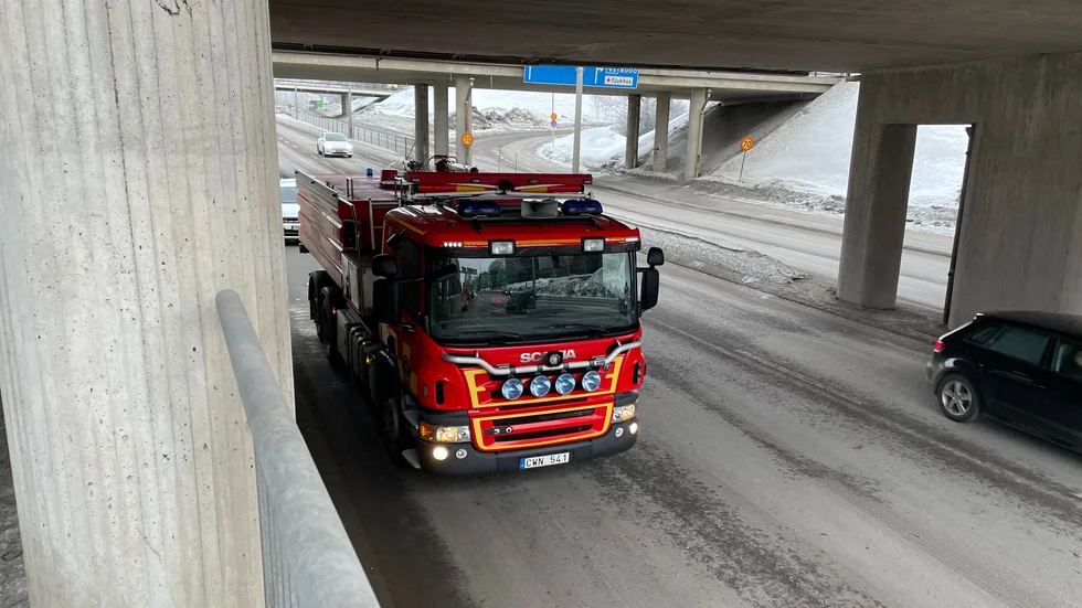 Räddningstjänsten åkte till platsen för att röja bort den tappade lasten.