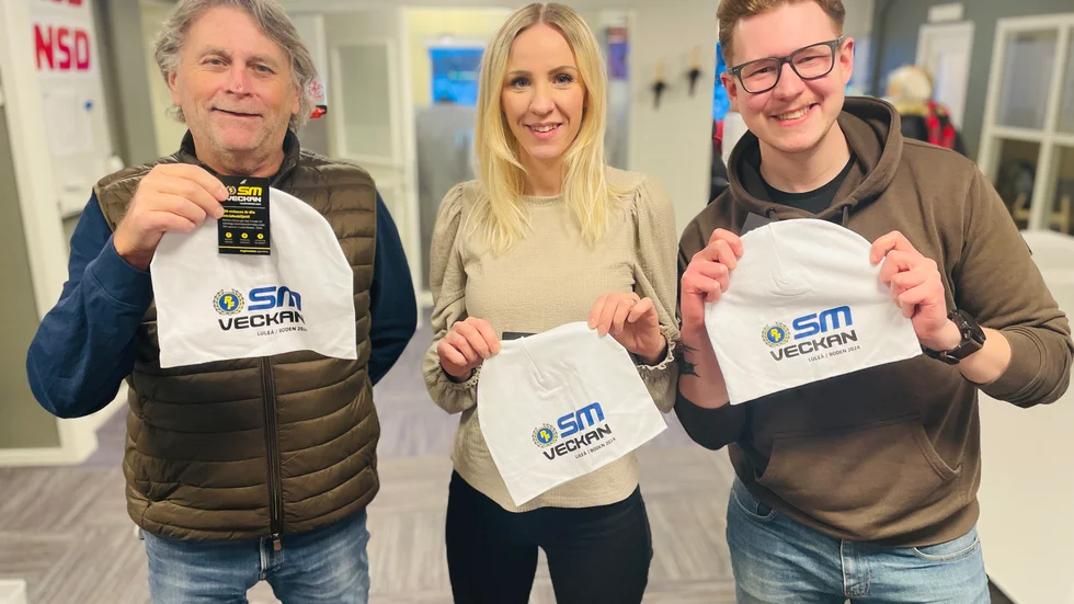 Reporter Tommy Lundqvist, nyhetschef Frida Enberg och reporter Hampus Norén visar upp priserna.