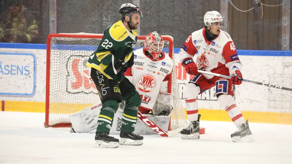 VIK-målvakten Pontus Eltonius och backen Hugo Gabrielson tittar mot pucken.