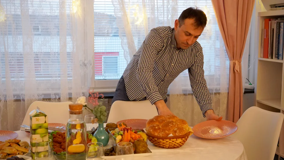Muhammed och Melek Ertunc är medlemmar i en förening som heter Globen. De funderade på om de kunde göra något för att skapa integration. "Först tänkte vi på att göra något med julen och julbordet. Men vi tyckte att det var bättre att öppna vår dörr först och bjuda in. Sedan får vi om vi kan utveckla konceptet. Kanske "minfrukost" eller "minpåsk". Vi får se i framtiden", säger Muhammed.
