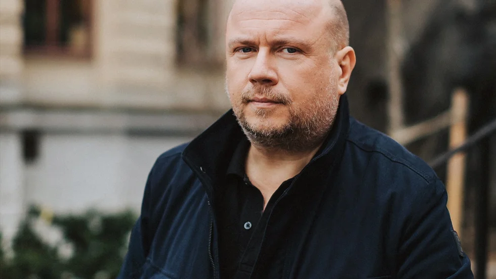 Torbjörn Elensky (född 1967) debuterade 1998 med kortromanen "På ställe". Nya romanen "Glödbädden" är en spegelbok till romanen "Eldungen" (2019).