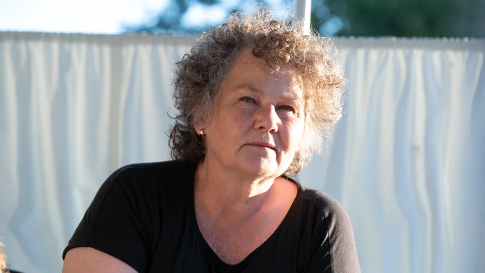 Åsa Bergdahl som har återvänt till Heden är en av flera bybor som värnar om byns små urtidsdjur. Grundtanken är att både djur och människor ska få plats och ha det bra tillsammans. 
