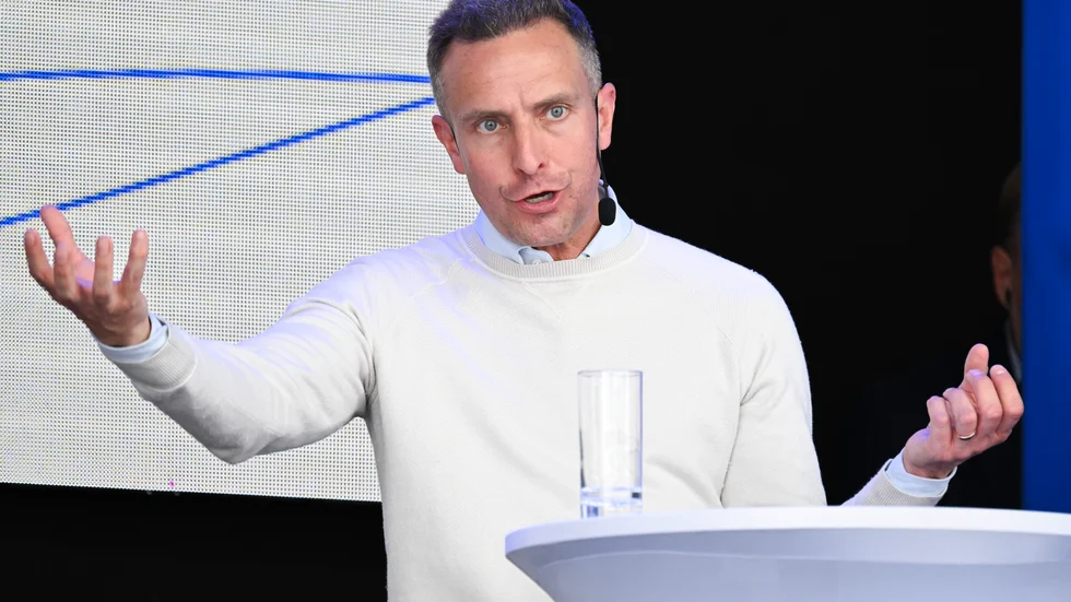 Tomas Tobé (M), toppkandidat till Europaparlamentet har en naiv hållning till Sveriges eget extremistparti, tycker krönikören.