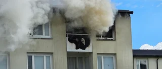 Två personer förda till sjukhus efter brand i flerfamiljshus