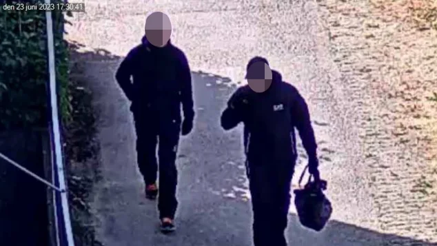 16-åringen och 35-åringen fångas på övervakningskamera när de är på väg för att utföra skjutningen i Gottsunda. 35-åringen har nekat till att ha varit delaktig i dådet, men tingsrätten anser att det är bevisat att det är han som syns på övervakningsbilderna. 