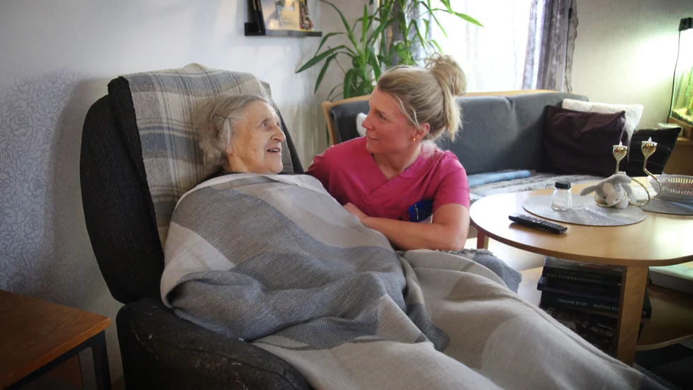 Undersköterskan Maria Nordahl tillsammans med 91-åriga Gerd Larsson på Roma äldreboende. 