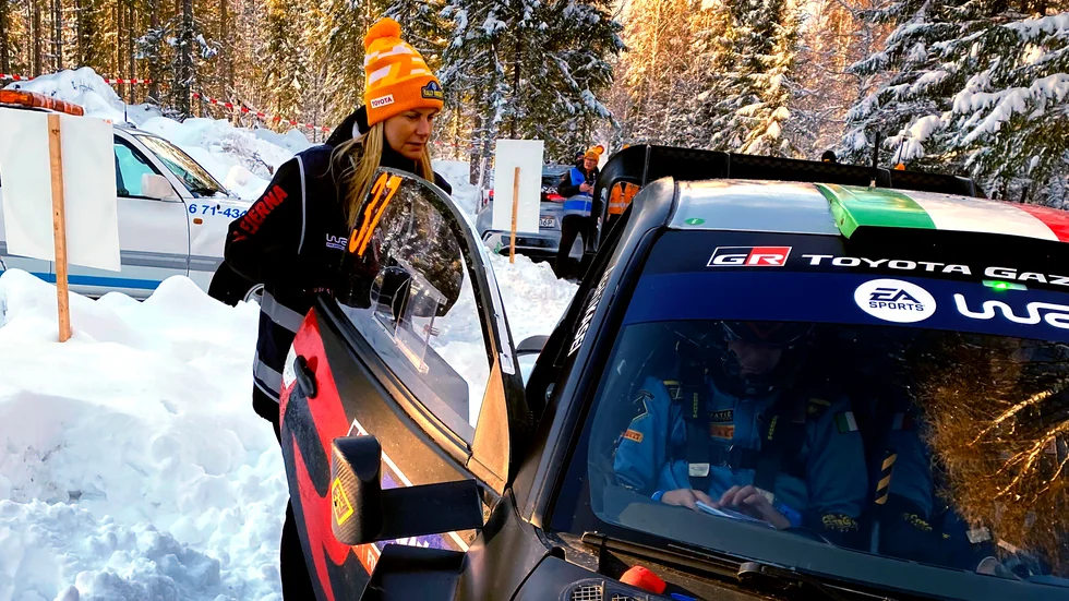 Jenny Ekvall kontrollerar utrustningen hos ett av alla ekipage.