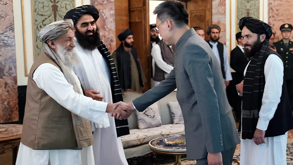 En bild utskickad från talibanernas premiärministers kansli visar Kinas ambassadör i landet Zhao Sheng som skakar hand med talibanregimen i september i fjol. Med den nya lagen blir den förbjuden.