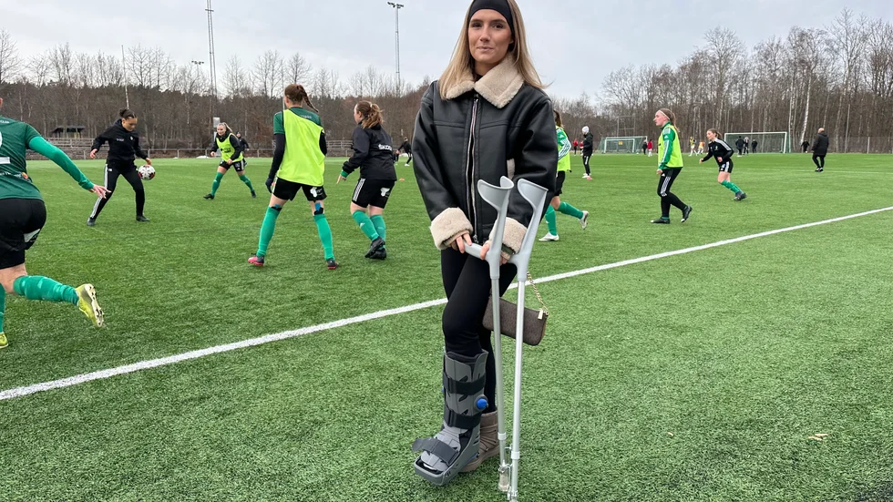 Lina Rosengren skadade foten vid en stämpling i premiären här på Korsängen mot Djursholm i april förra året. Men det blev ändå 16 seriematcher ifjol och det var hon som sköt säsongens sista mål, mot Östervåla, här på samma plan i oktober. Men till slut blev det operation, med en värre skada än befarades från början. "Det var ett tråkigt besked, men ändå tur i oturen att de hittade en förklaring". Nu missar hon vårsäsongen; spelaren som gjorde första matchen i ESK:s dåvarande division 1-lag redan som 15-åring och spelade från start de flesta matcher året därpå, 2019, senaste säsongen klubben låg i ettan. 