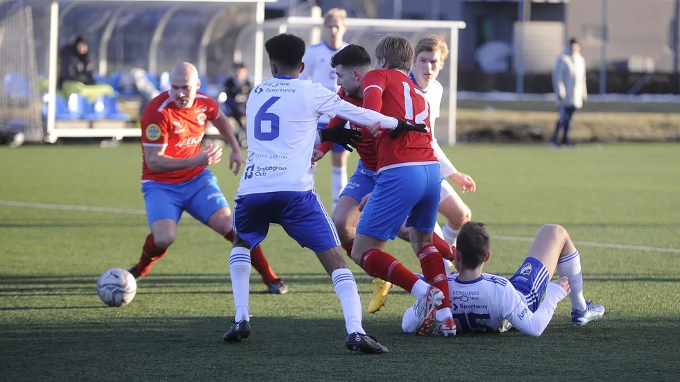 Pontus Nordenberg på väg att få fatt på bollen och lyfta in ledningsmålet. Gästande IFK Stocksund vände dock och vann träningsmatchen.