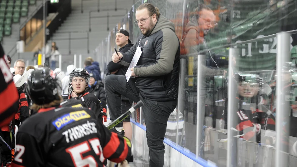 J20-lagets tränare Tobias Snäll hoppade in i båset mot Sundsvall under lördagen. Det återstår att se om Björn Olsson är på benen i mötet mot Piteå under söndagen.