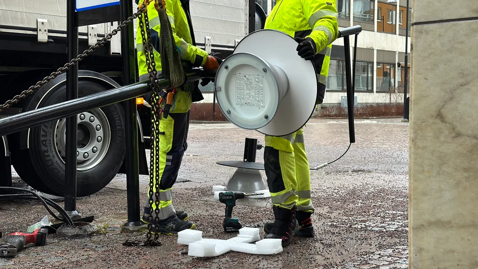 Tony Eriksson, belysningstekniker på Vattenfall, och Pelle Larsson, kranbilsförare, satte under onsdagen upp nya lyktstolpar på Drottninggatan i Katrineholm.
