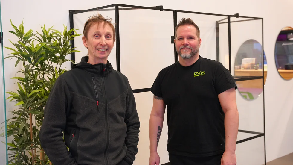 Projekt- och arbetsledaren Peter Wikberg (till vänster) och verksamhetschefen Andreas Lindgren välkomnar privatkunder till Ryds Glas kontor på Spantgatan 6 för att prata om olika glaslösningar för hemmen.