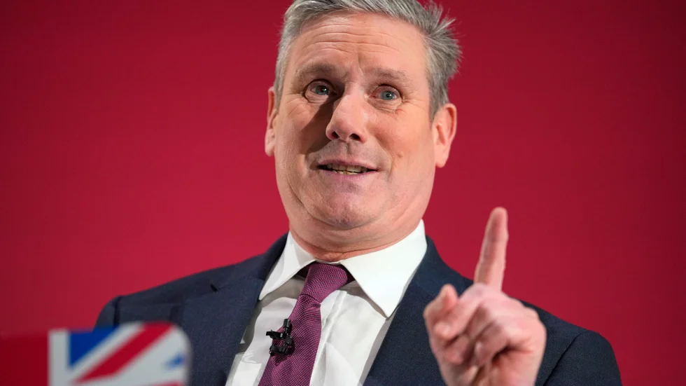 Grå mot en röd botten har Keir Starmer tagit första steget mot att bli Storbritanniens näste premiärminister.