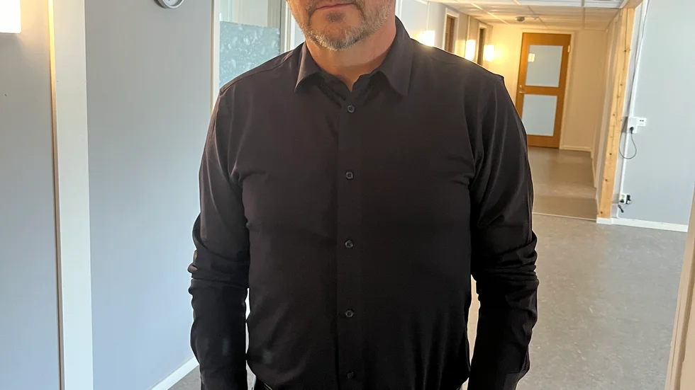 Nicklas Häggström är skolchef vid Luleå kommun vuxenutbildning. Han beslöt att inte ta ut vakter då det kunde bidra till en orolig stämning på skolan.