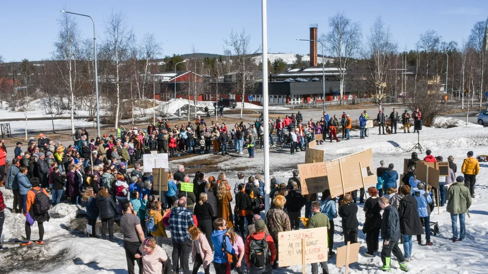 Hundratals demonstranter samlades och gick från hälsocentralen till parken i Jokkmokk. Protesterna handlade om sommarens tillfälliga nedskärningar på hälsocentralen.