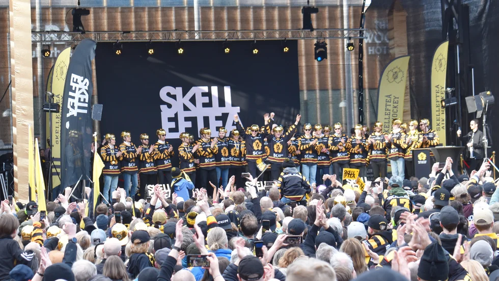 En 19-årig man dömdes nyligen i Skellefteå tingsrätt efter att han tänt en bengal under AIK:s guldfirandet på torget i Skellefteå.