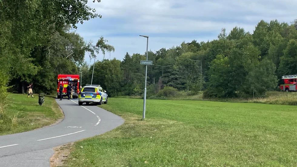 Polis och räddningstjänst på plats vid markbranden i Gottsunda.