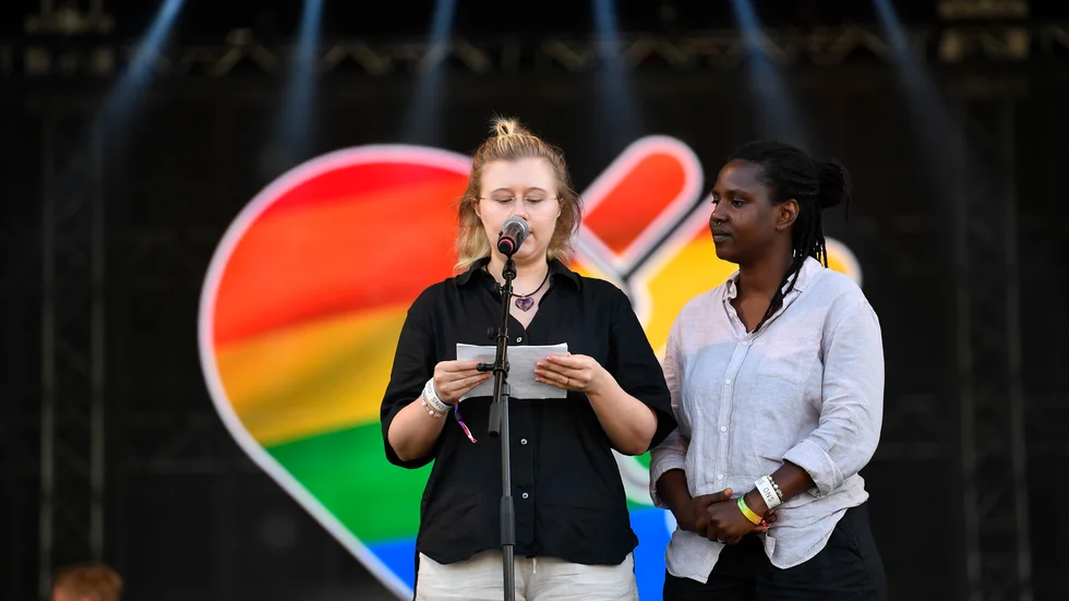 Ebba Westin och Davita Nassuna vid invigningen av Pride Park på Östermalms IP under Stockholm Pride.