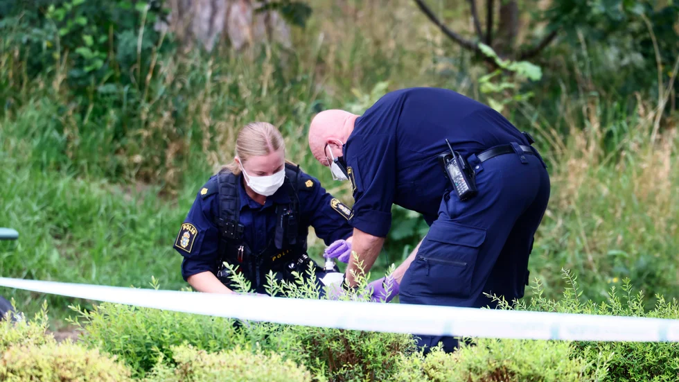 Polisens tekniker på plats efter att en person skjutits till döds i stadsdelen Berga i Linköping i tisdags.