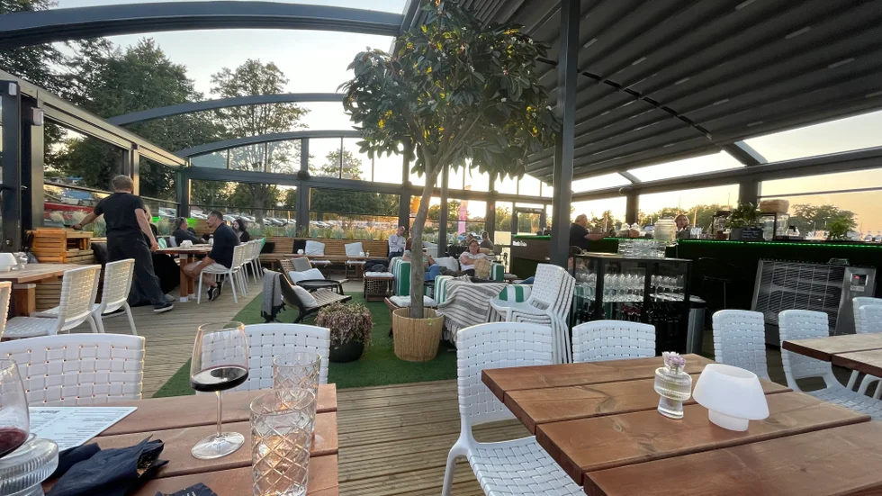Restaurangen är lite mindre än halvfull när Krogpatrullen är på besök. Både taket och väggarna fälls upp någon timme in på besöket. Ur högtalarna strömmar en lagom lugn mix daterad sent 00-tal.