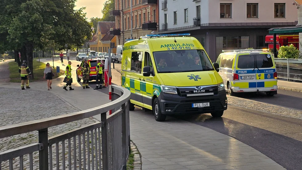 Ambulans och räddningstjänst på plats vid Strömmen.