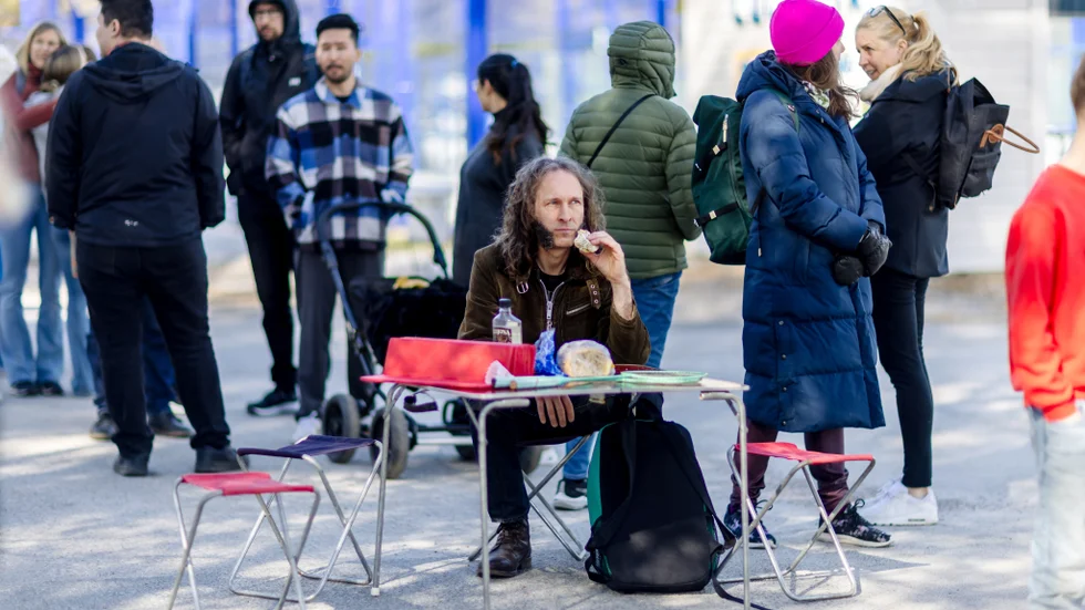 Daniel Särkijärvi avnjuter sin frukost i kön utanför Arcushallen. Han och familjen har kört ner från Nyborg och ser framemot en heldag på fyndmarknaden.